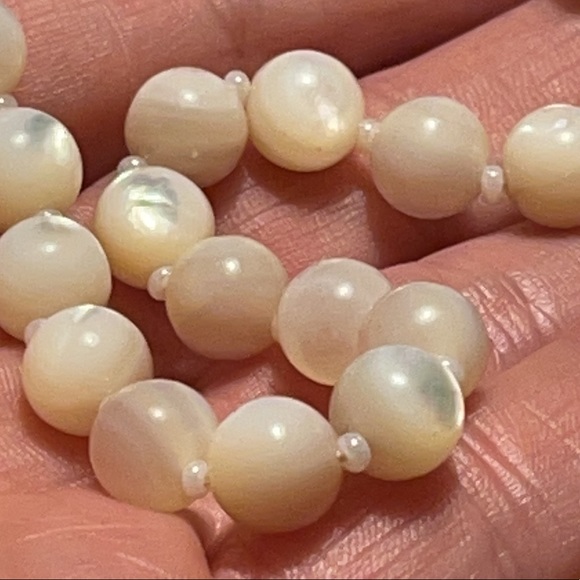 Vintage Mother of Pearl MOP Bead Necklace with Brass Barrel Clasp - Picture 15 of 16